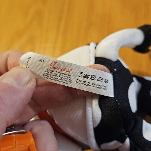 Chick-fil-A Eat Mor Chikin Cow Plush Stuffed Animal Bucket Hat Crossbody Toy - Picture 6 of 8